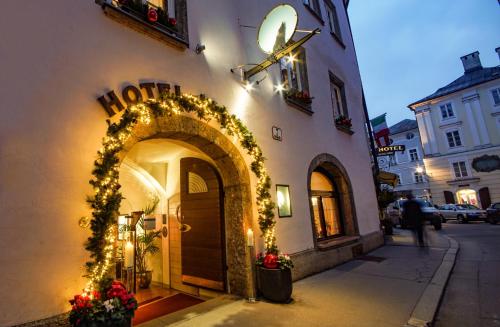 萨尔茨堡沃尔夫酒店的一座带圣诞灯的建筑的入口