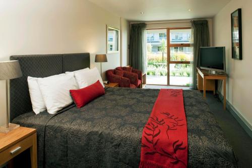 围邑湖滨spa度假酒店客房内的一张或多张床位
