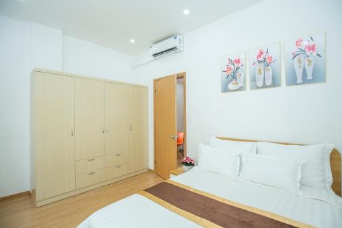 河内Sumitomo11 Apartment 5-39 Linh Lang的卧室配有白色的床和橱柜。