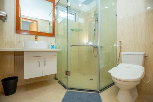 河内Sumitomo11 Apartment 5-39 Linh Lang的带淋浴、卫生间和盥洗盆的浴室