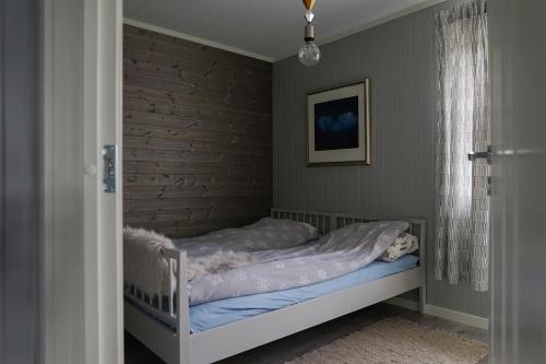 HurdalLuxury Norwegian Cottage的砖墙客房内的小床