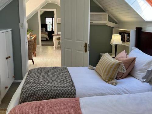 Clovelly邓韦根小屋旅馆的一间卧室,卧室内配有一张大床