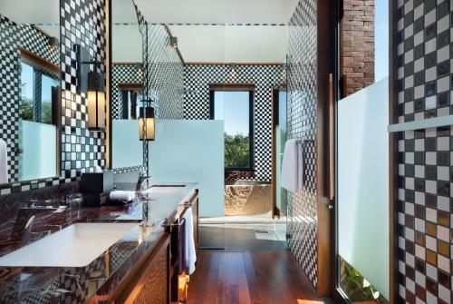 日惹Garrya Bianti Yogyakarta的一间带水槽和镜子的浴室