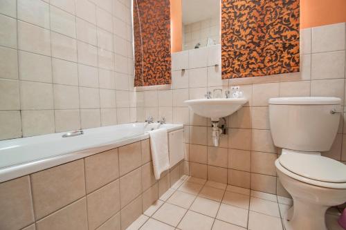 德班伊马克霍斯尼东部酒店的一间带卫生间和水槽的浴室