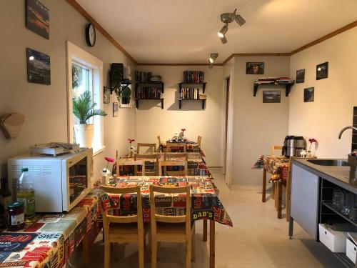 Hammarstrand2/4 persoons stuga lyx的一间带桌椅的用餐室和一间厨房
