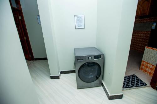 达累斯萨拉姆Niwa Apartments的角落里的洗衣机和烘干机