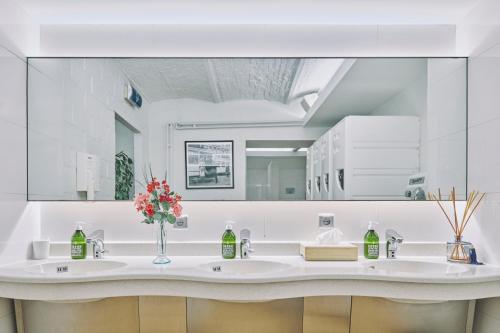 布鲁塞尔The Legacy by 2GO4 City Center的白色的浴室设有水槽和镜子