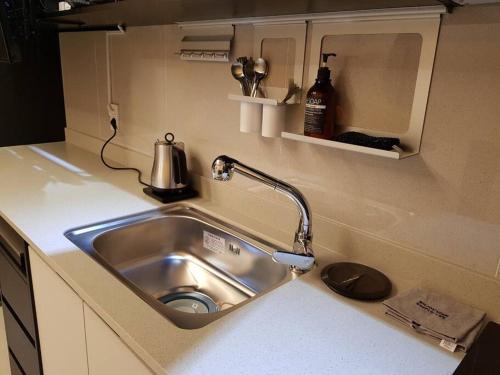 大邱Ash Mellow的厨房水槽和柜台上的水龙头