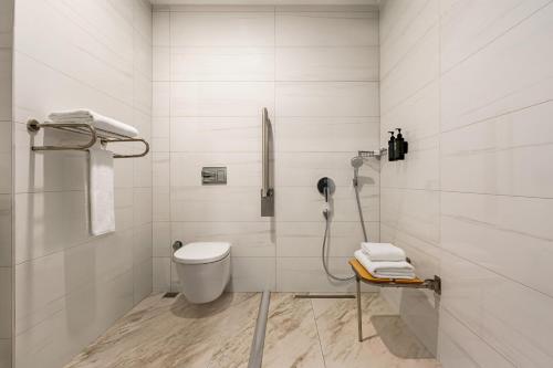 伊斯坦布尔Ramada by Wyndham Istanbul Umraniye的白色的浴室设有卫生间和淋浴。