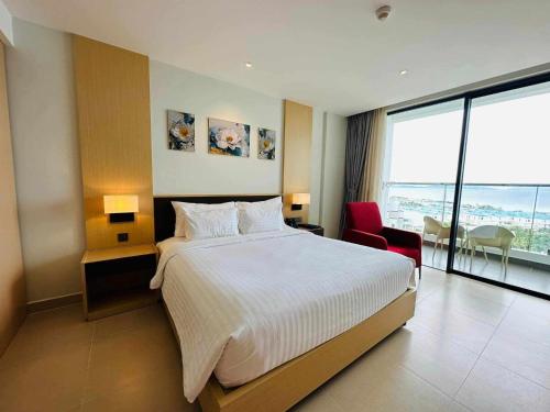 金兰Cam Ranh Nha Trang Seaview Resort的酒店客房设有一张床和一个大窗户
