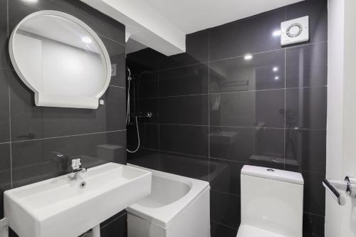 伦敦Unique single occupancy studio的一间带水槽、镜子和卫生间的浴室
