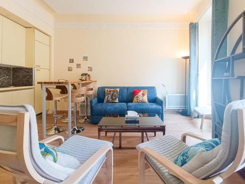 尼斯France 66 4 Pers AC WiFi的客厅配有蓝色的沙发和椅子