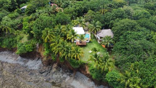 圣卡塔利娜岛Vista Coiba Villas & Restaurant的享有岛屿的空中景致,拥有房屋和树木