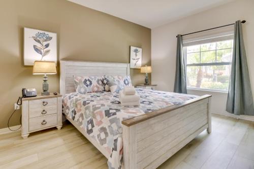 基西米New Home Close To Disney Bliss!的一间卧室设有一张大床和一个窗户。