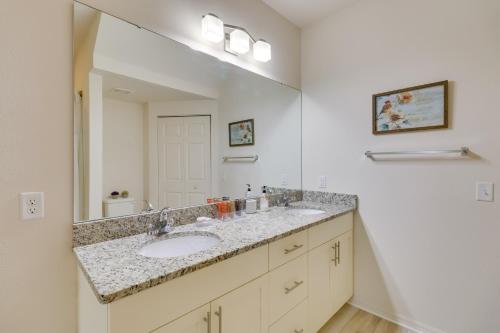 基西米New Home Close To Disney Bliss!的一间带水槽和大镜子的浴室