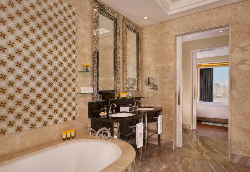 胡志明市西贡梦幻套房公寓的带浴缸和盥洗盆的浴室