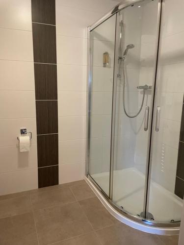 克拉珀姆New Inn Hotel的带淋浴的浴室(带玻璃淋浴间)