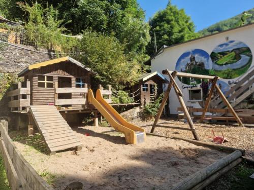 科赫姆Dachzelt Cochem的一个带滑梯和房子的游乐场