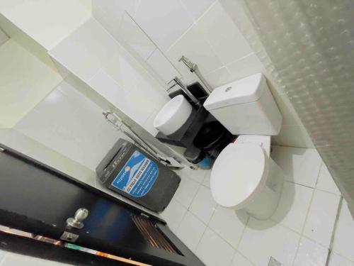 马尼拉Best Staycation - Kasara De Ulap C5 Pasig的一间带卫生间和垃圾桶的浴室