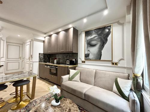 巴黎Luxury 2 Bedroom - Notre Dame的带沙发的客厅和厨房