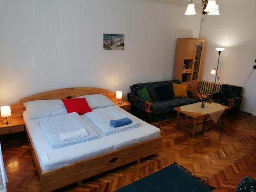 克塞洛Hanna 3 Apartman的一间卧室配有一张床,客厅配有沙发