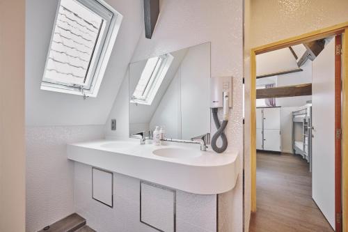 布鲁塞尔The Classic by 2GO4 Grand Place的一间带水槽和镜子的浴室