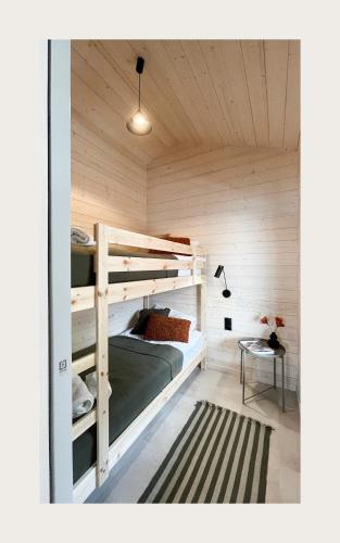 文戈热沃Port Sztynort的一间卧室设有两张双层床和一张桌子