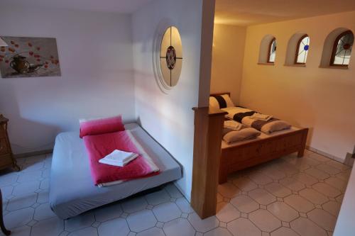 巴特格里斯巴赫Ferienwohnung Baier的客房设有一张床和带镜子的长凳