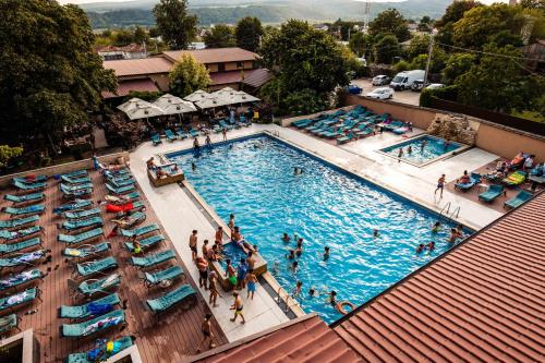 Odobeşti绿园酒店的游泳池的顶部景色,里面的人