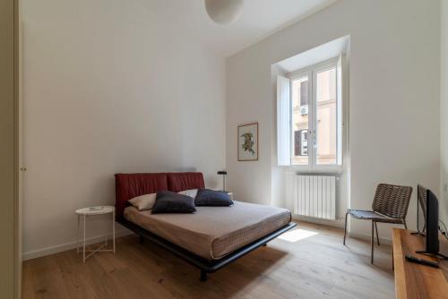 罗马Termini & Acquario Romano Bright Apartment的一间卧室设有一张床和一个窗口