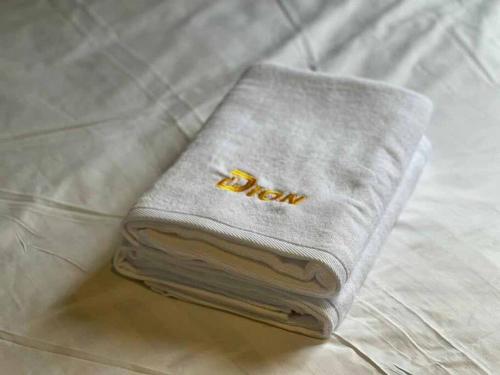 普崇Spacious Townvilla - 10pax的床上的一大堆毛巾
