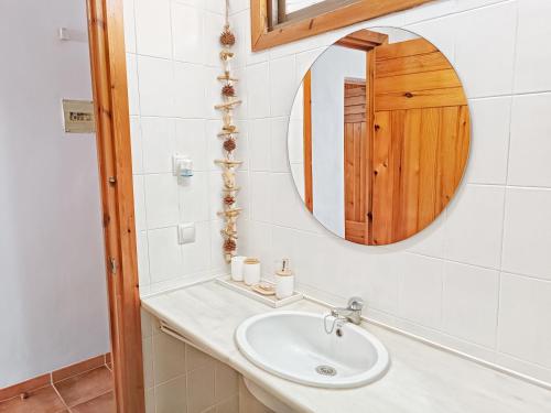 滨海罗克塔斯Apartamento Los Mangos的一间带水槽和镜子的浴室