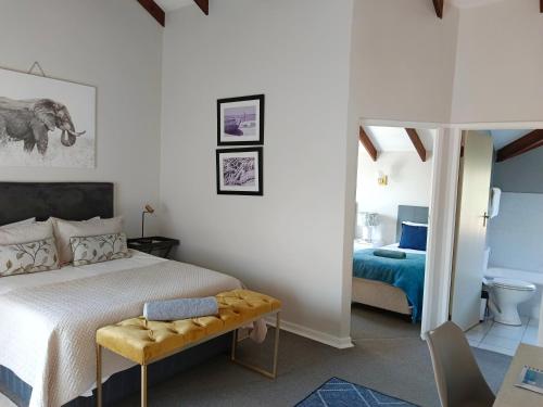 约翰内斯堡Darrenwood Guesthouse & SPA的一间卧室设有一张床和一间浴室。