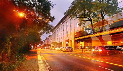 德累斯顿德勒斯顿贝斯特韦斯特马克雷登酒店的街道上,夜间有车辆停放的城市街道