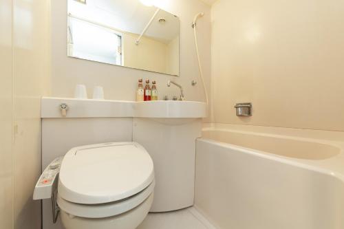 福冈Plaza Hotel Tenjin - Vacation STAY 40083v的白色的浴室设有卫生间、水槽和浴缸。