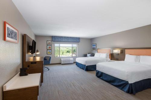 卡斯珀Newly Renovated-Hampton Inn & Suites Casper的酒店客房设有两张床和窗户。