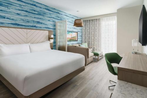 巴拿马城海滩Hyatt Place Panama City Beach - Beachfront的酒店客房,配有床和沙发