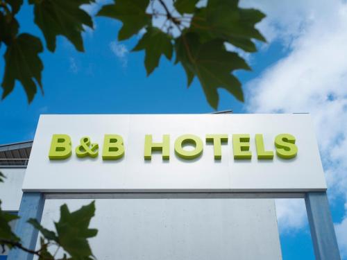 什未林B&B Hotel Schwerin-Süd的显示bdi酒店的一个标志