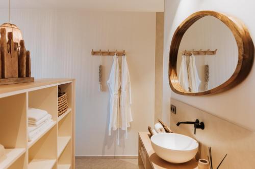 米德尔克尔克BONK suites的一间带水槽和镜子的浴室