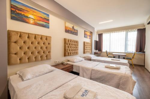 伊斯坦布尔Istanbul Nova Hotel的一间医院间,配有两张床和一张桌子