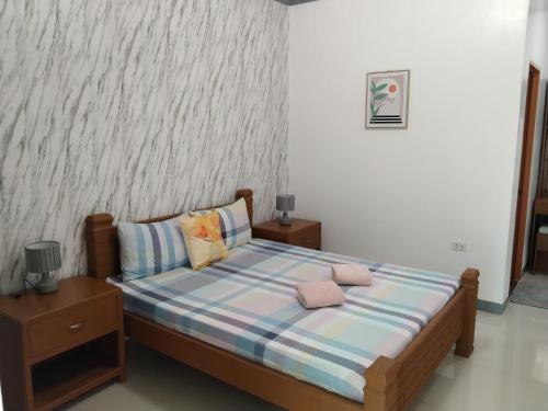 马拉帕斯加ELEN INN - Malapascua Island FAN ROOM #2的一间卧室配有一张带两个床头柜的床