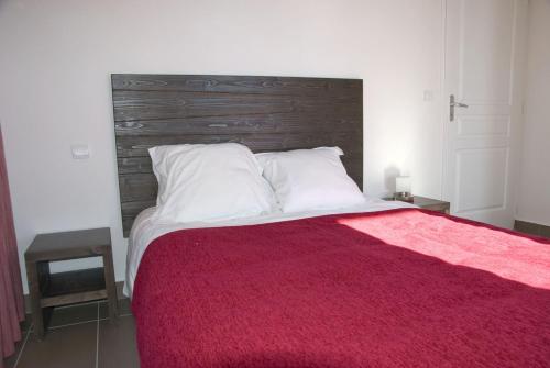 丰罗穆拉格朗日勒匹德卢塞公寓式酒店的一间卧室配有一张带红色毯子的大床