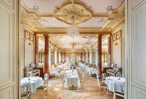 波尔图One Shot Palácio Cedofeita的一间设有白色桌子和吊灯的用餐室