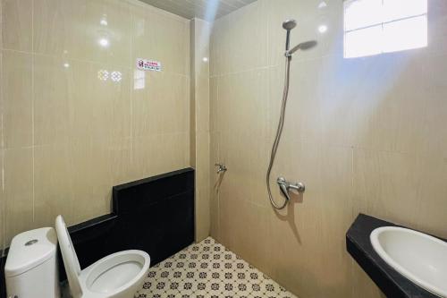 棉兰Teratai Residence Mitra RedDoorz的一间带卫生间和水槽的浴室