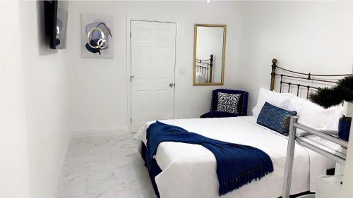 拉斯维加斯Guest House , 5 min away from LAS Airport.的一间卧室配有一张带蓝色毯子的床