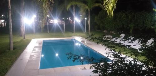 特尔马斯德里奥翁多Cabañas TERMALES的夜间在院子里的游泳池
