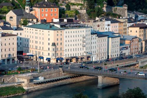 萨尔茨堡Hotel Stein - Adults Only的一座建有建筑物的城市里河流上的桥梁