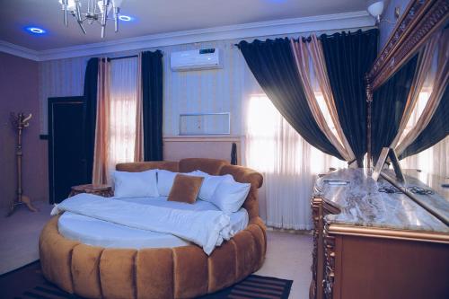 GwarinpaSomewhere Apartment的一间带大床的卧室,位于带窗帘的房间
