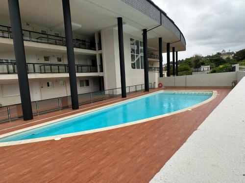 巴雷罗斯Arnela Reinante的一座建筑物中央的游泳池