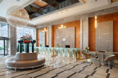 伯萨布尔萨喜来登酒店的酒店大堂设有前台和椅子